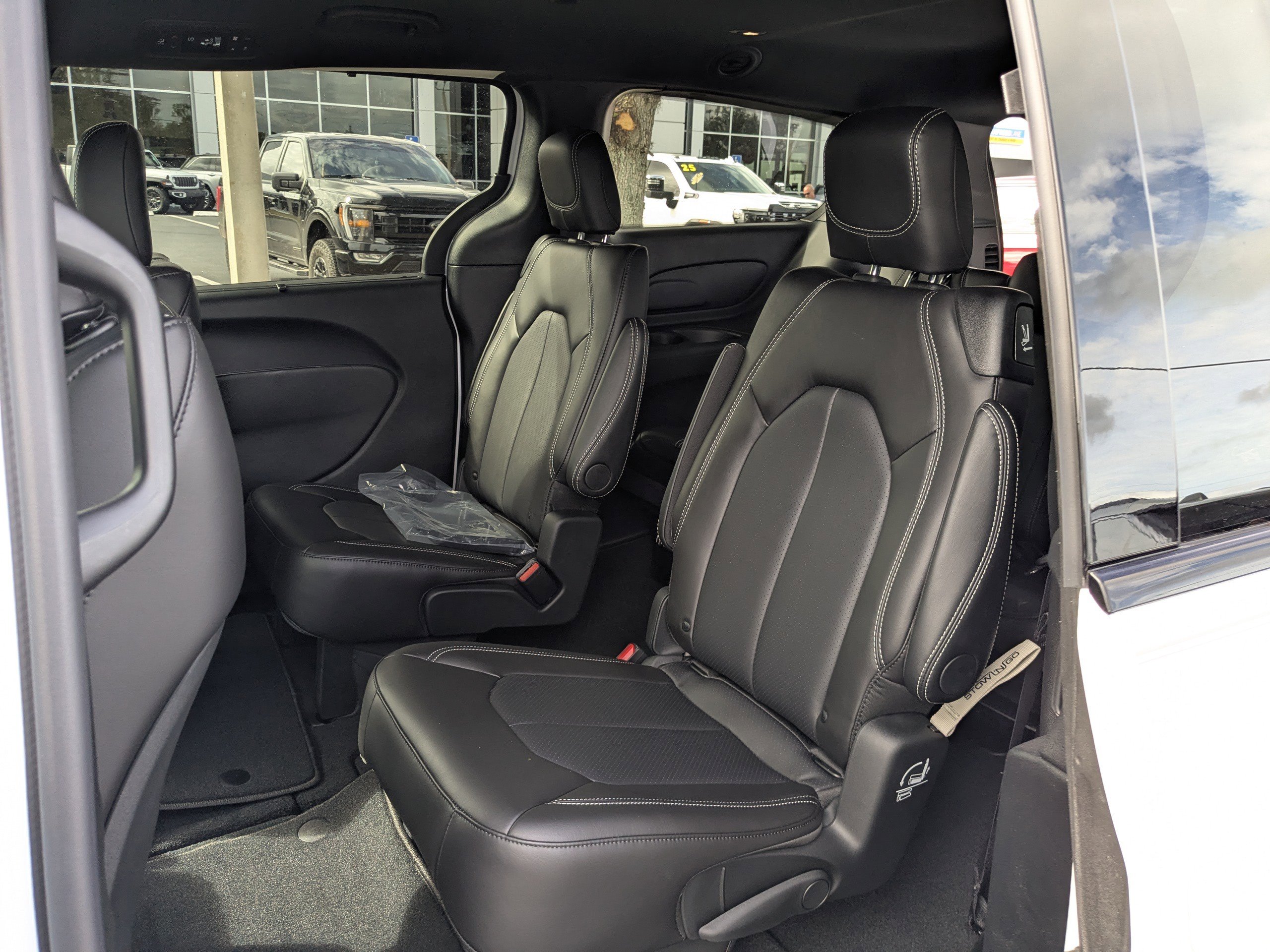 New 2026 Chrysler Pacifica Select image 13