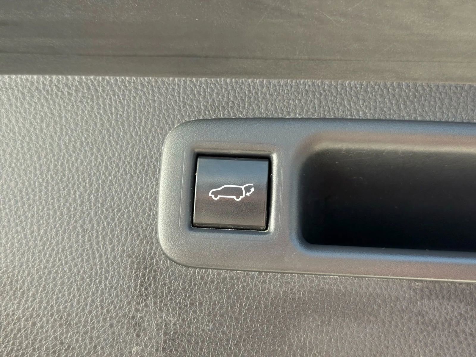 Used 2021 Toyota Highlander XLE AWD/4WD image 16