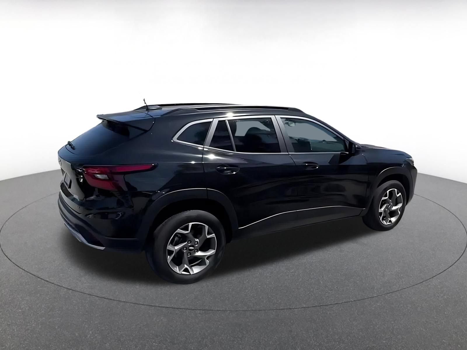 Used 2025 Chevrolet Trax LT FWD image 13