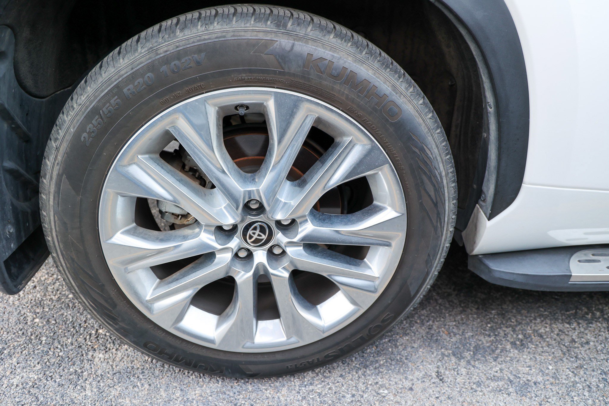 Used 2024 Toyota Highlander Limited FWD image 13