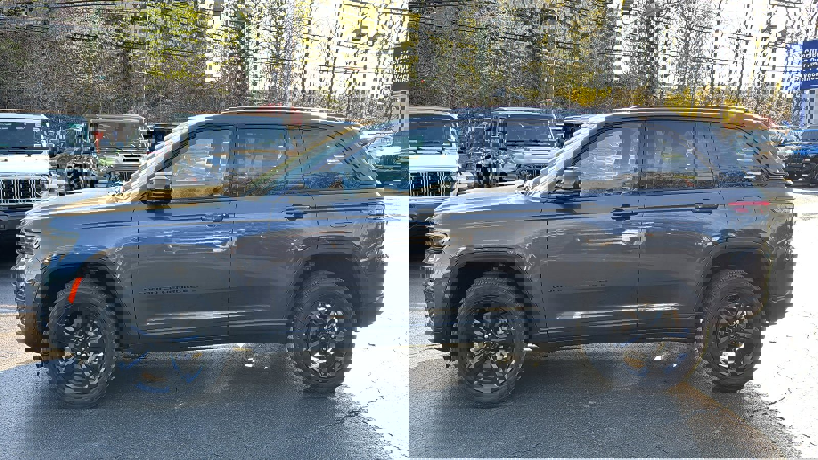 Used 2023 Jeep Grand Cherokee Altitude image 2