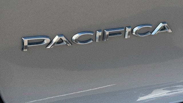 Used 2017 Chrysler Pacifica Touring Plus w/ Tire & Wheel Group FWD image 13