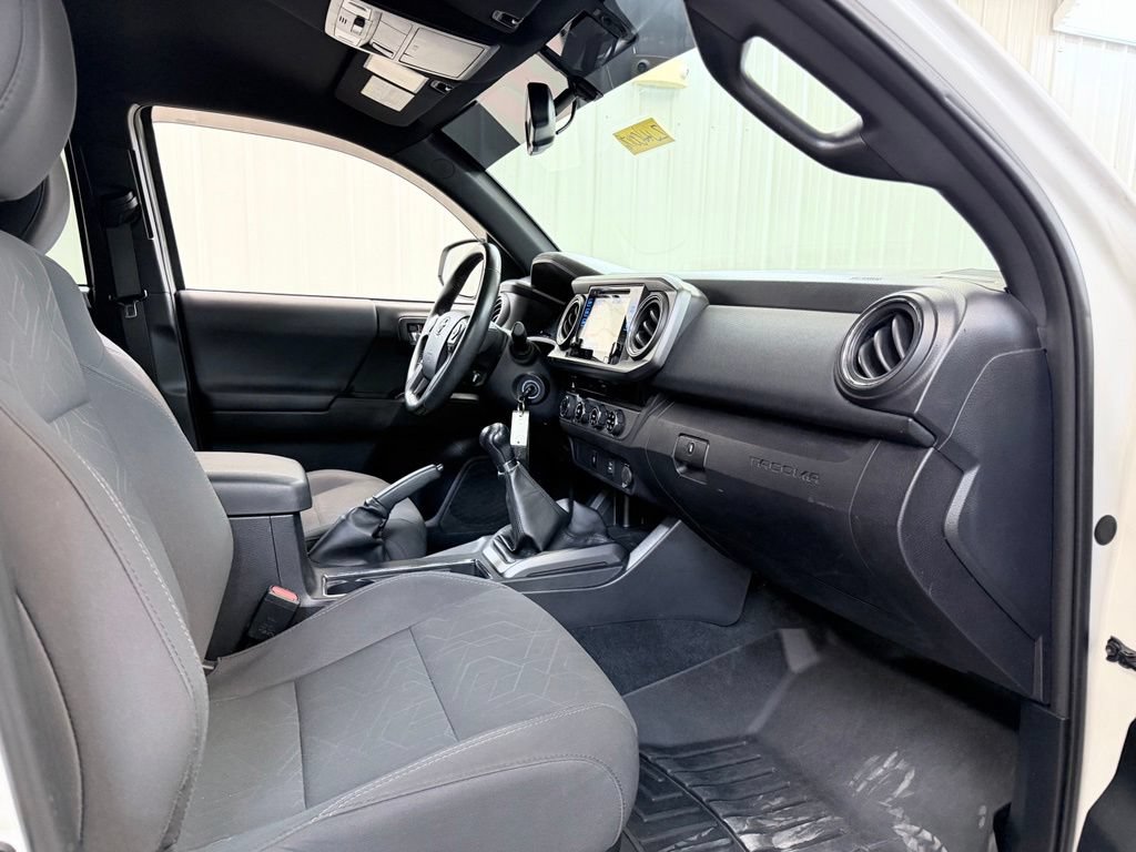 Used 2017 Toyota Tacoma TRD Sport w/ Tow Package AWD/4WD image 28