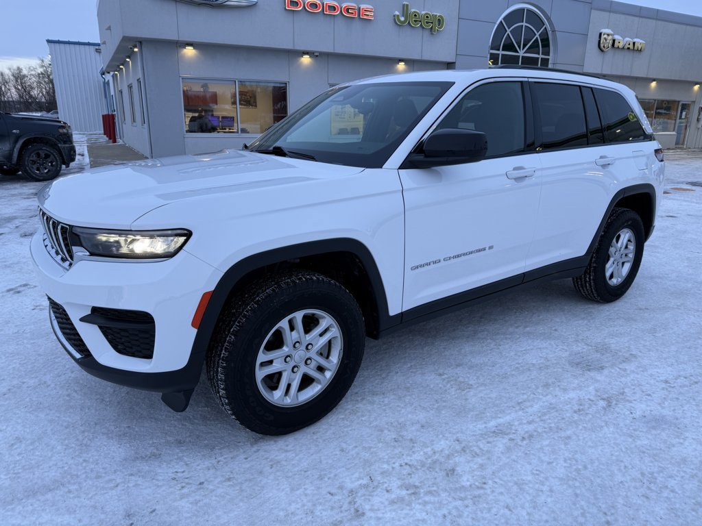 Used 2024 Jeep Grand Cherokee Laredo w/ Luxury Tech Group I image 4