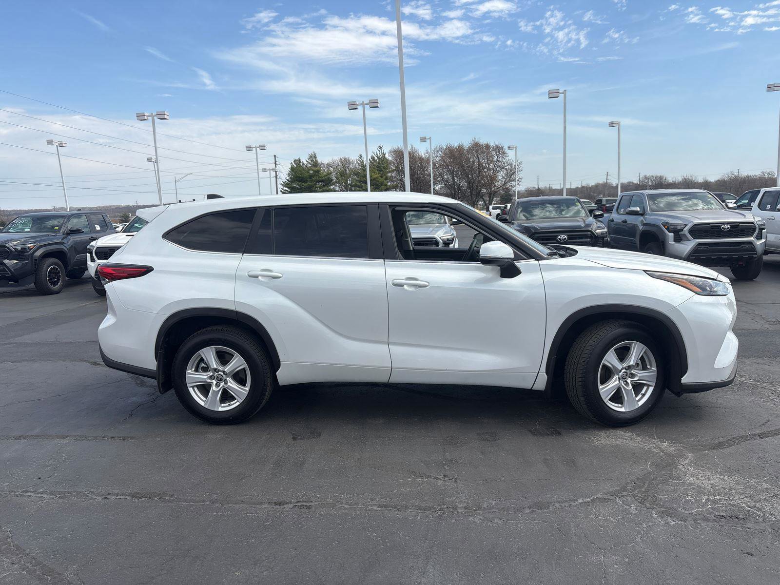 Used 2023 Toyota Highlander LE image 9