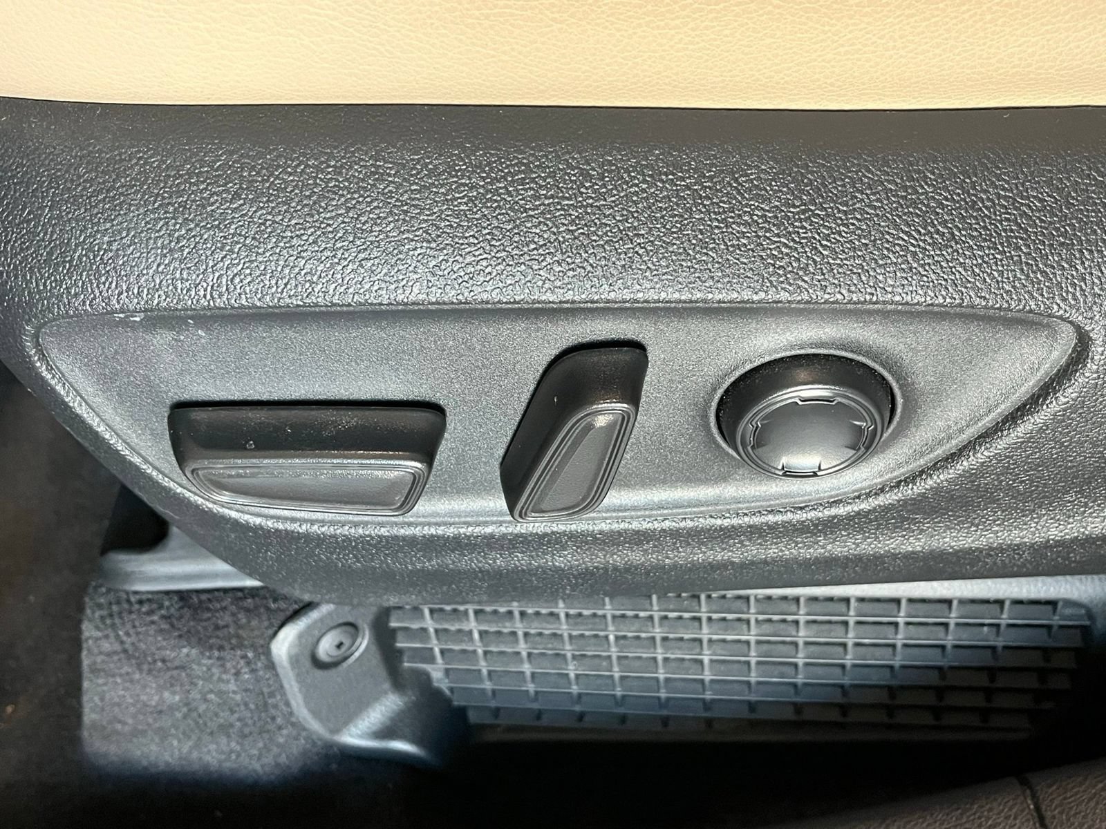 Used 2023 Toyota Sienna Limited FWD image 18