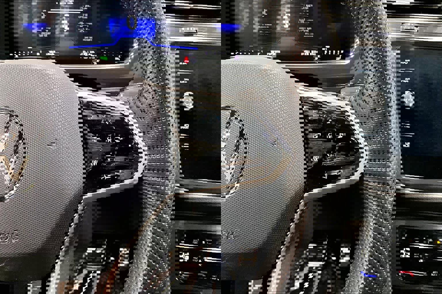 Used 2024 Volkswagen Tiguan SE R-Line image 22