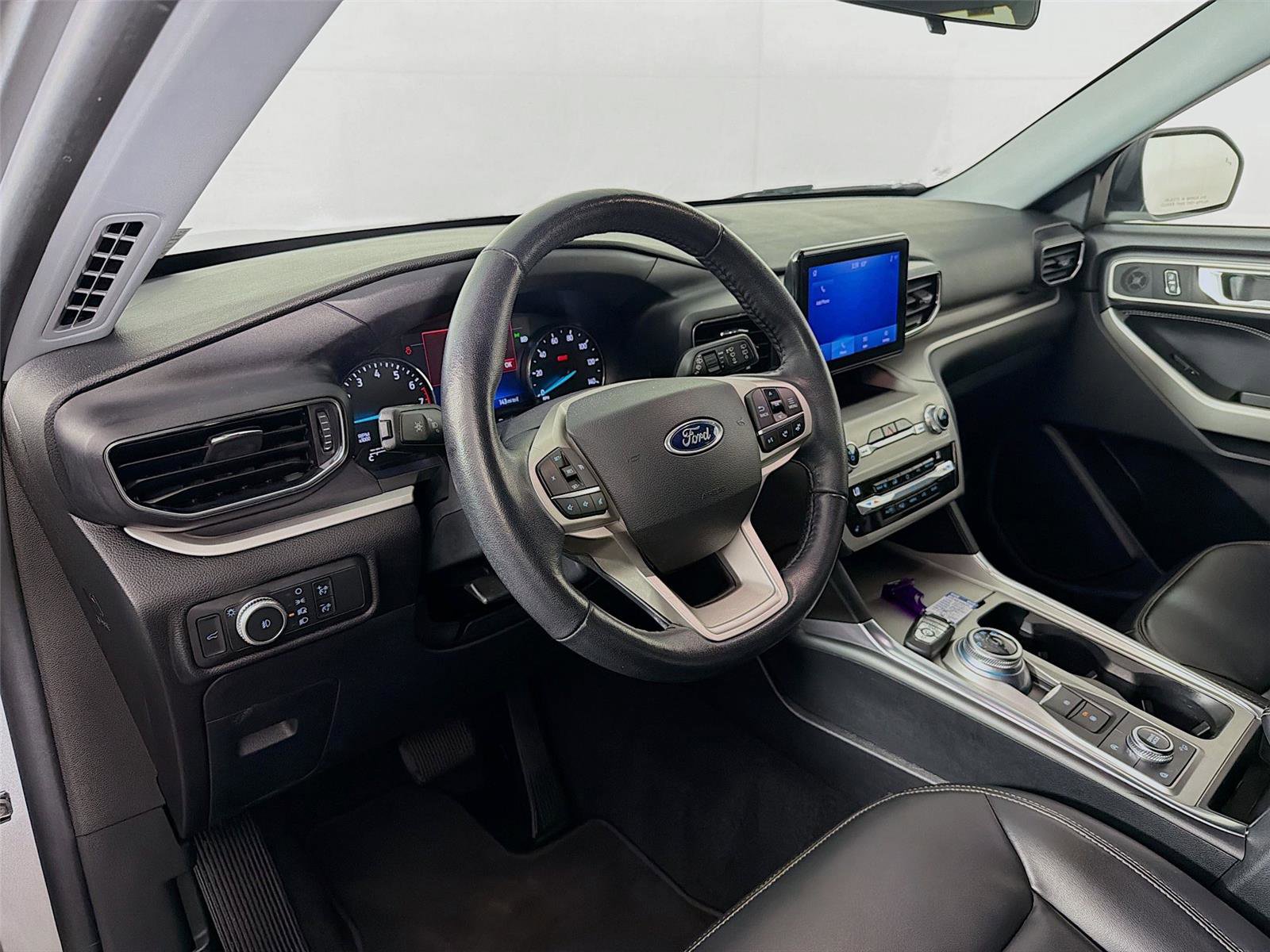 Used 2021 Ford Explorer XLT w/ Equipment Group 202A image 9