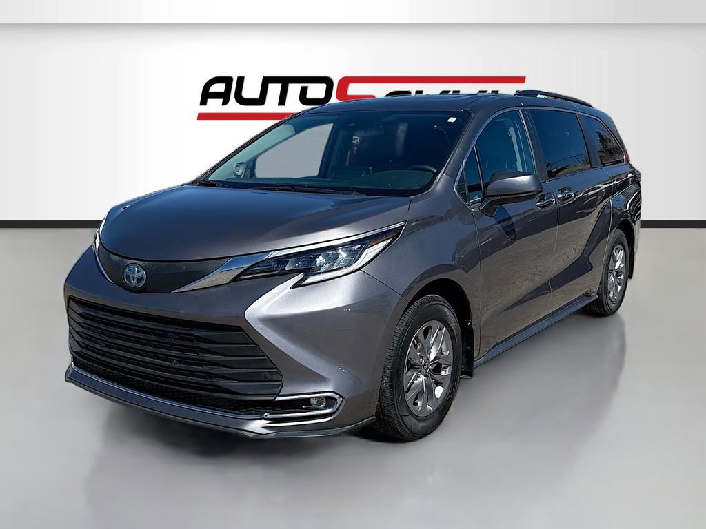 Used 2023 Toyota Sienna XLE w/ XLE Plus Package image 3