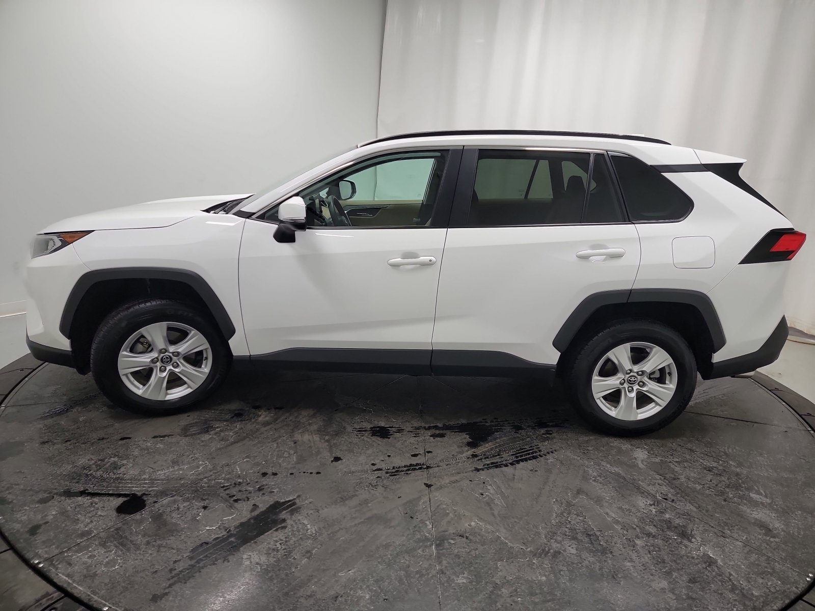 Used 2020 Toyota RAV4 XLE image 4