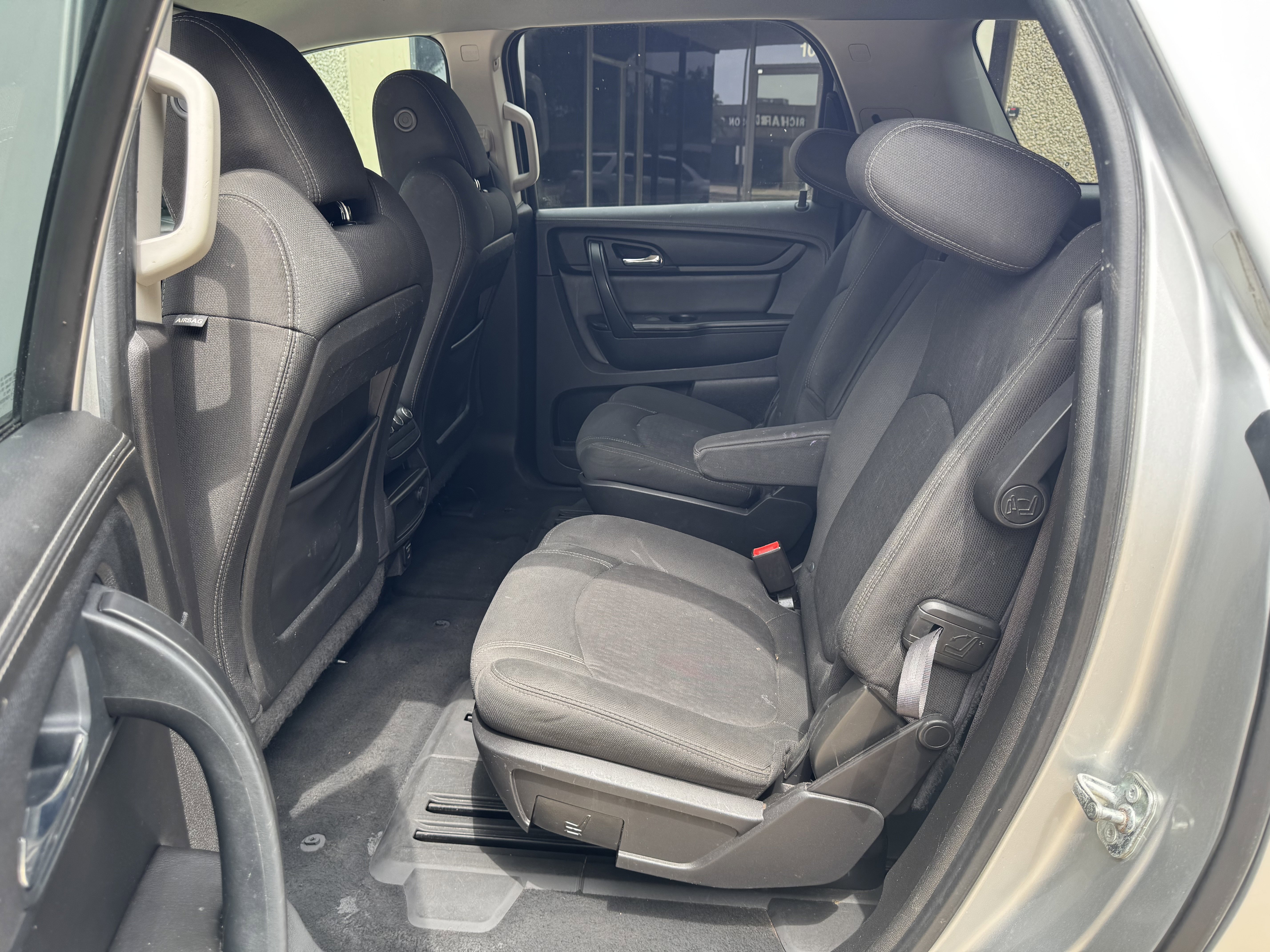 Used 2015 GMC Acadia SLE FWD image 18