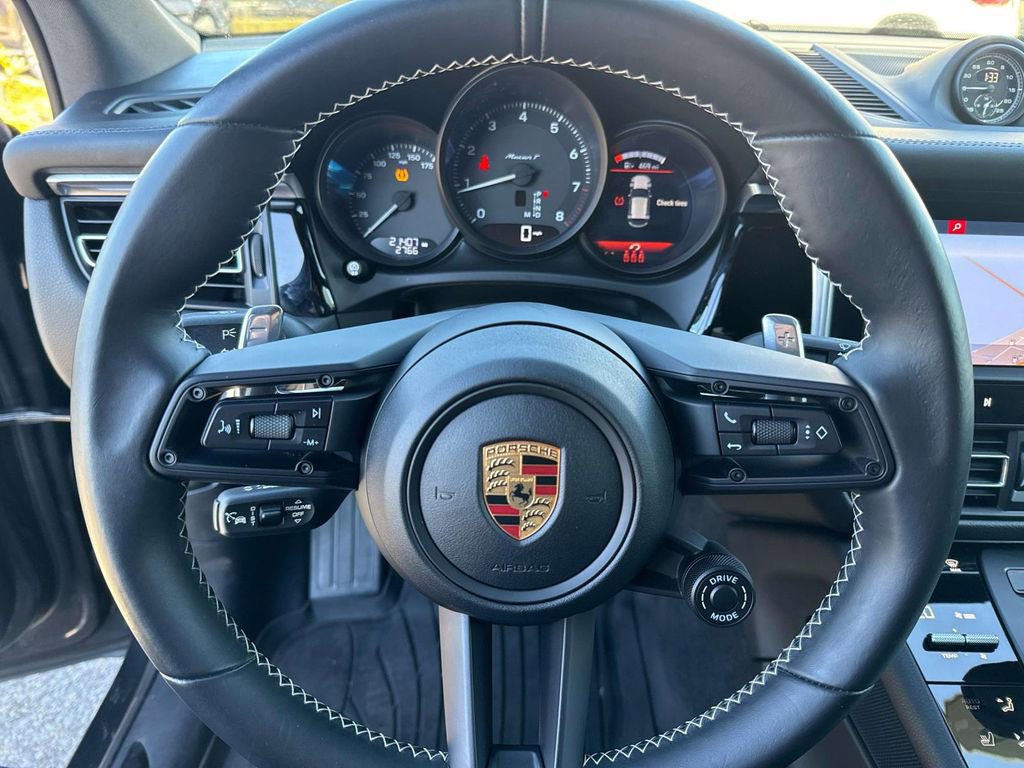 Used 2023 Porsche Macan Turbo image 19