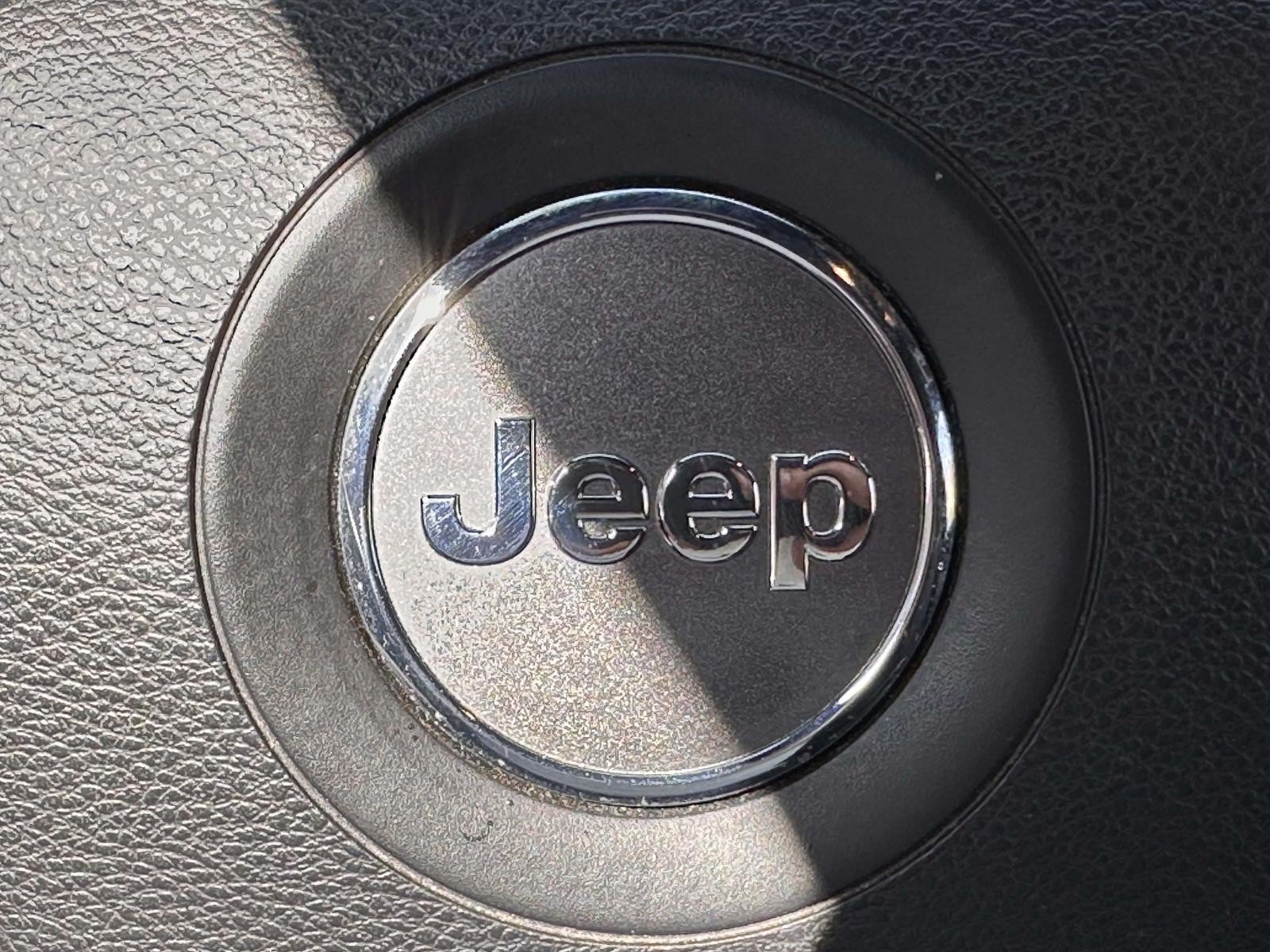Used 2019 Jeep Grand Cherokee Laredo AWD/4WD image 27