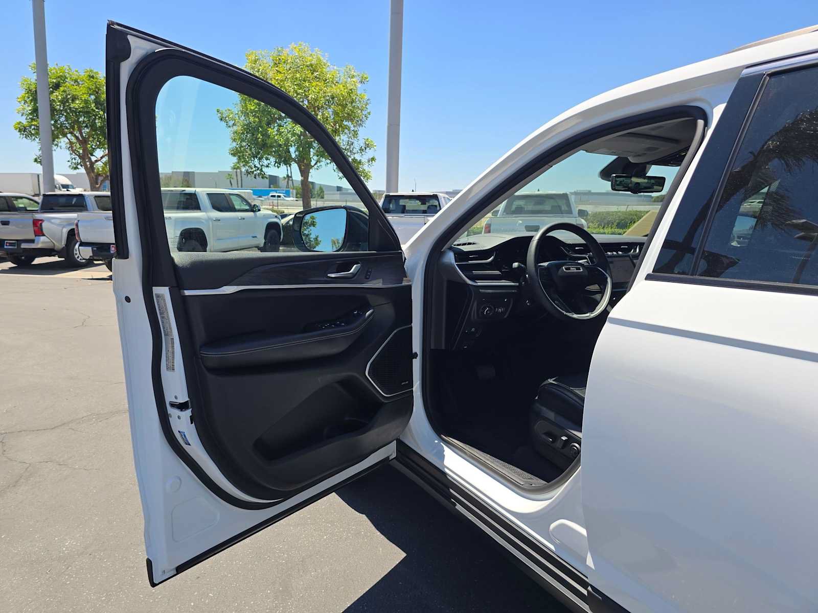 Used 2022 Jeep Grand Cherokee Limited 4xe w/ Luxury Tech Group II AWD/4WD image 21