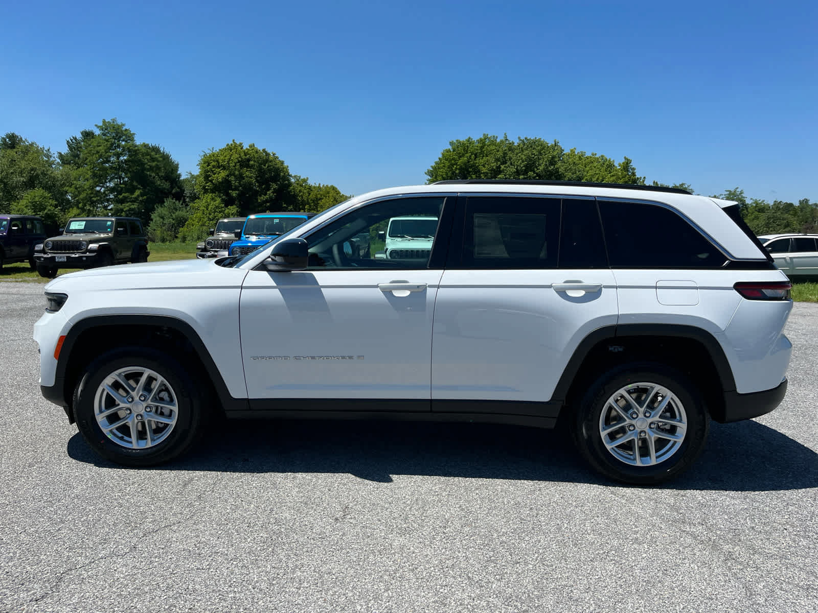 New 2026 Jeep Grand Cherokee Laredo AWD/4WD image 6