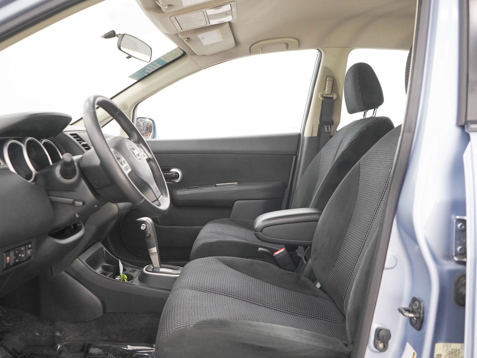 Used 2011 Nissan Versa Hatchback w/ Premium Pkg FWD image 20