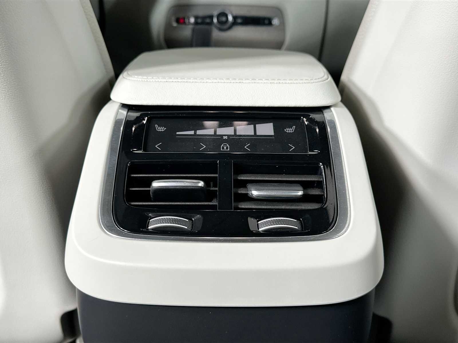 Used 2025 Volvo XC90 B5 Plus image 24