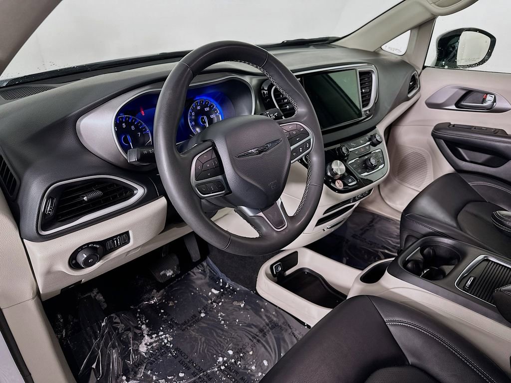 Certified 2024 Chrysler Pacifica Touring-L image 16