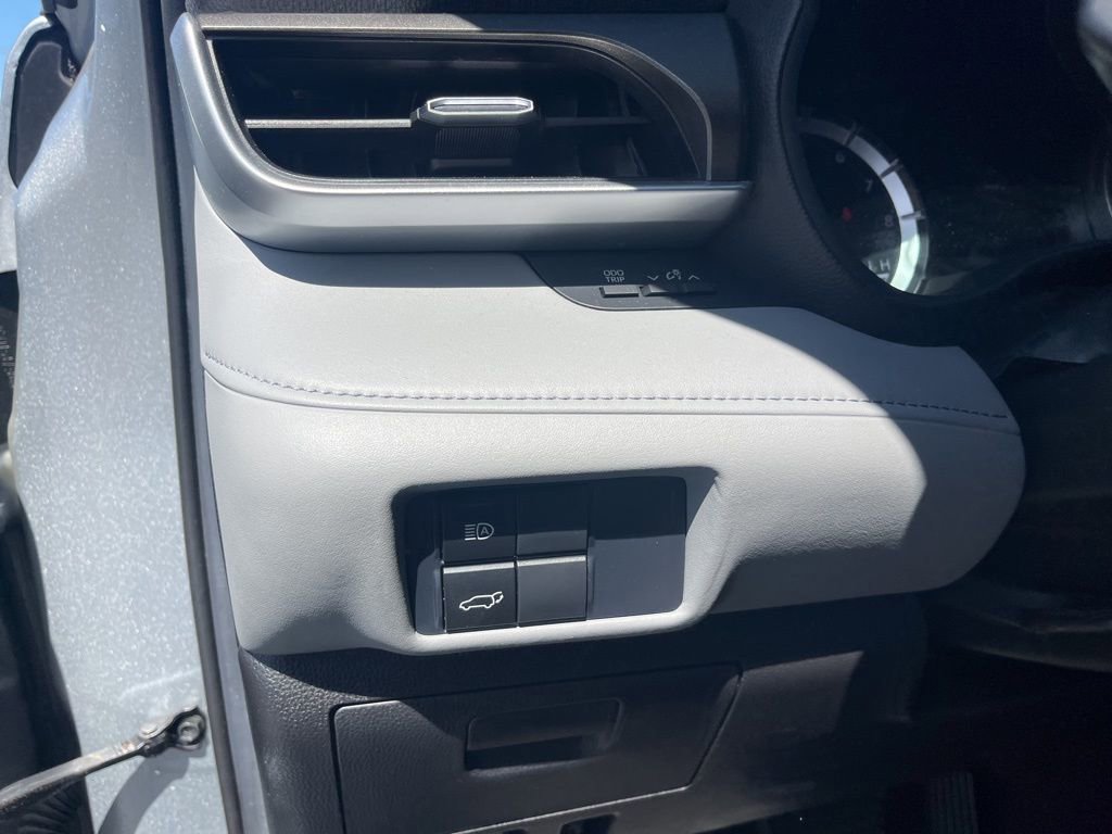 Used 2021 Toyota Highlander LE image 16