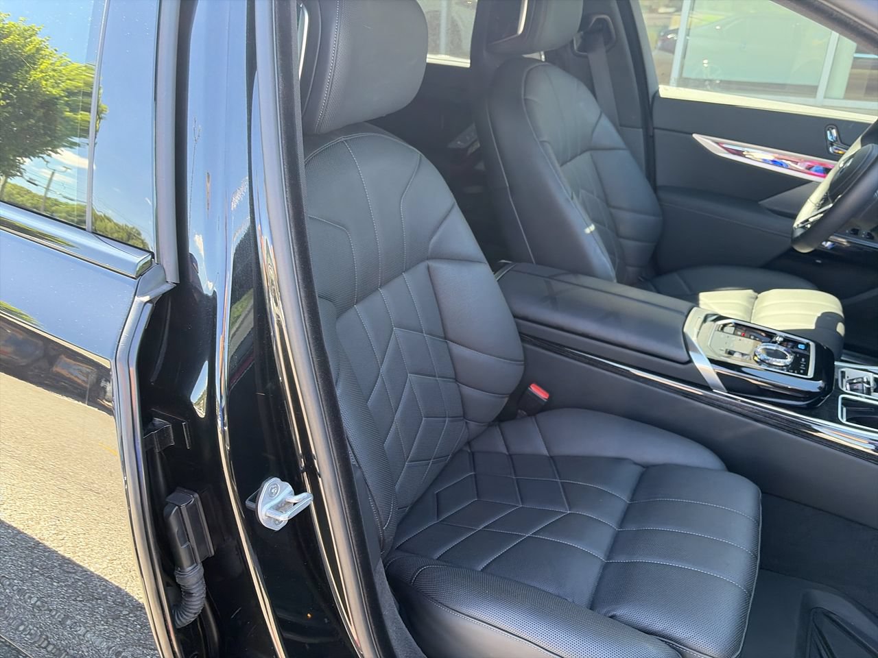 Used 2025 BMW i7 eDrive50 w/ Executive Package RWD image 38