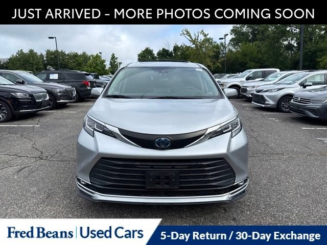 Used 2022 Toyota Sienna XLE w/ XLE Plus Package FWD image 2