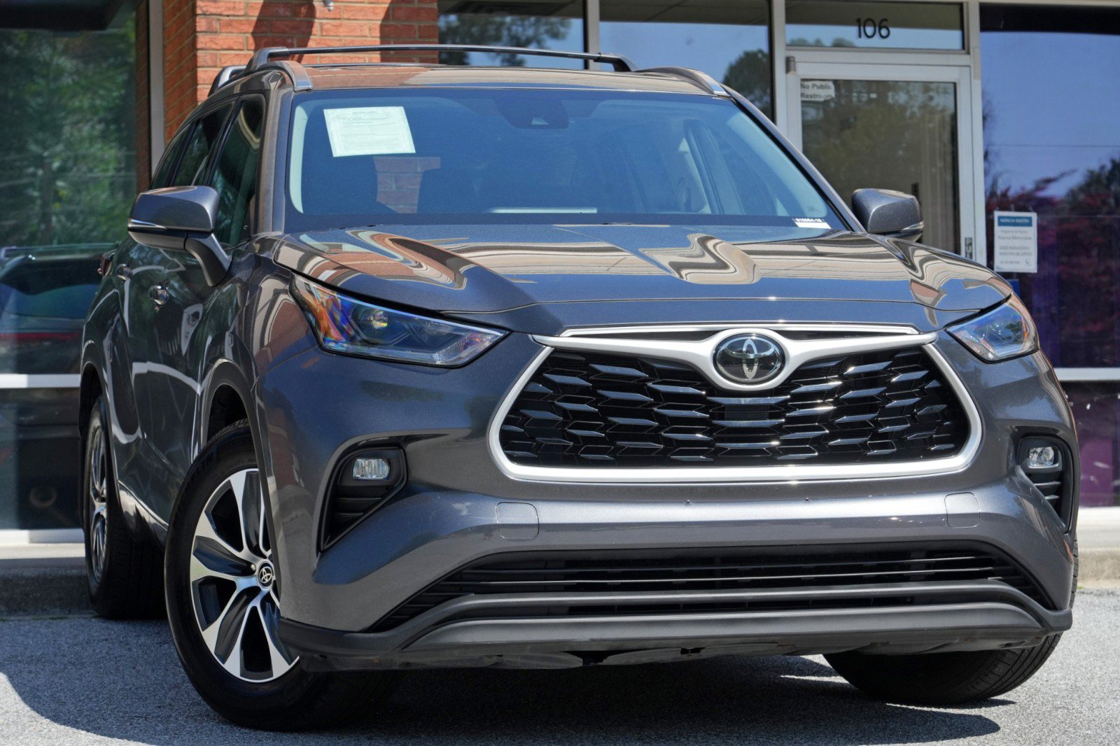 Used 2021 Toyota Highlander XLE FWD image 2