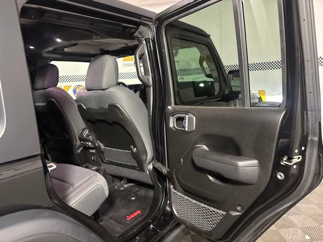 Used 2024 Jeep Wrangler Unlimited Rubicon w/ Convenience Group AWD/4WD image 15