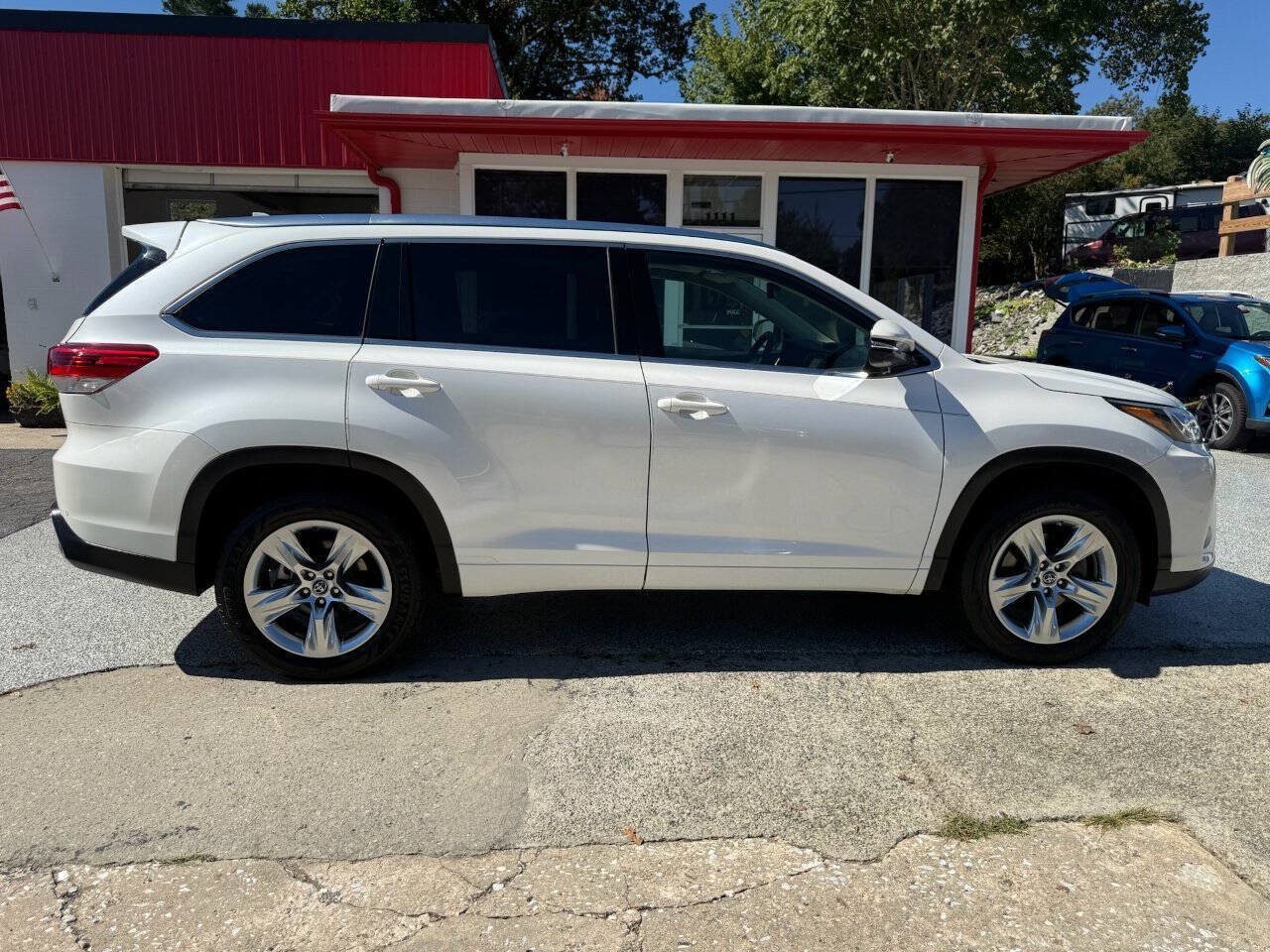 Used 2017 Toyota Highlander Limited FWD image 4