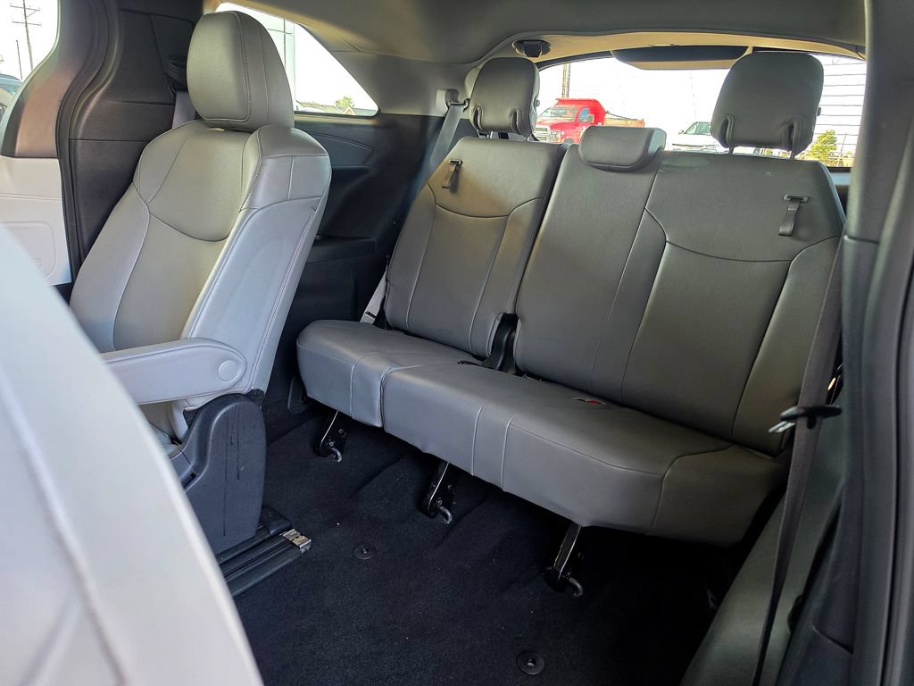Used 2025 Toyota Sienna XLE FWD image 52