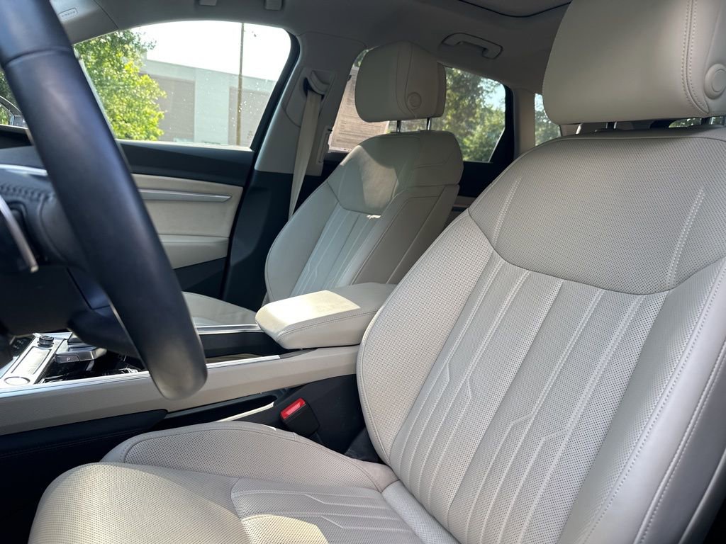 Used 2019 Audi e-tron Prestige w/ Prestige Package AWD/4WD image 16
