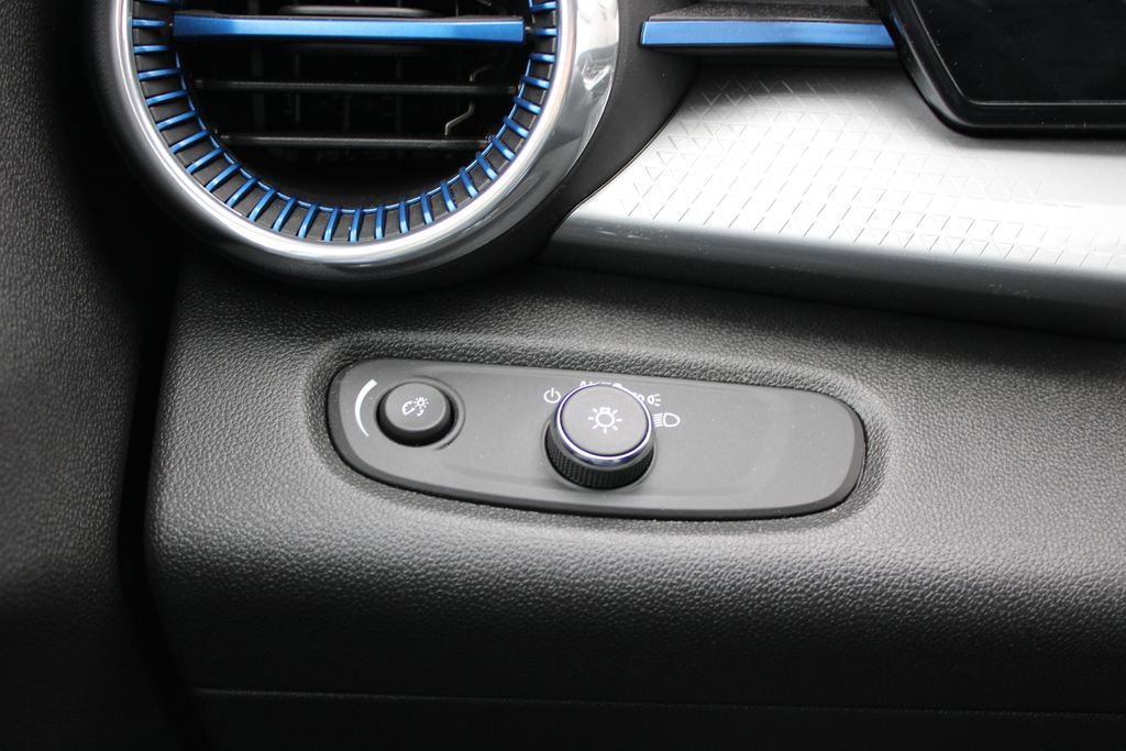 Used 2025 Chevrolet Trax LT w/ LT Convenience Package image 22