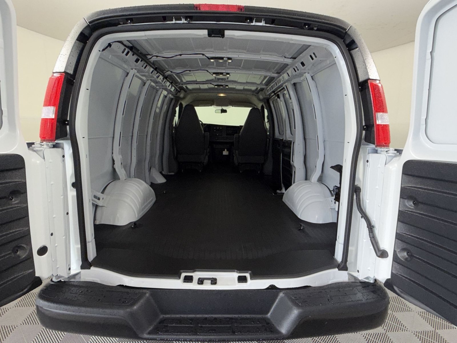 New 2026 GMC Savana 2500 w/ Driver Convenience Package RWD image 24