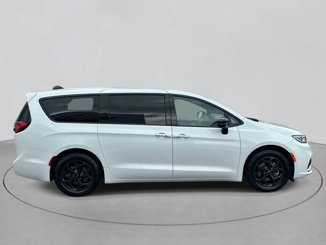 Used 2023 Chrysler Pacifica Limited w/ Uconnect Theater Family Group FWD image 34
