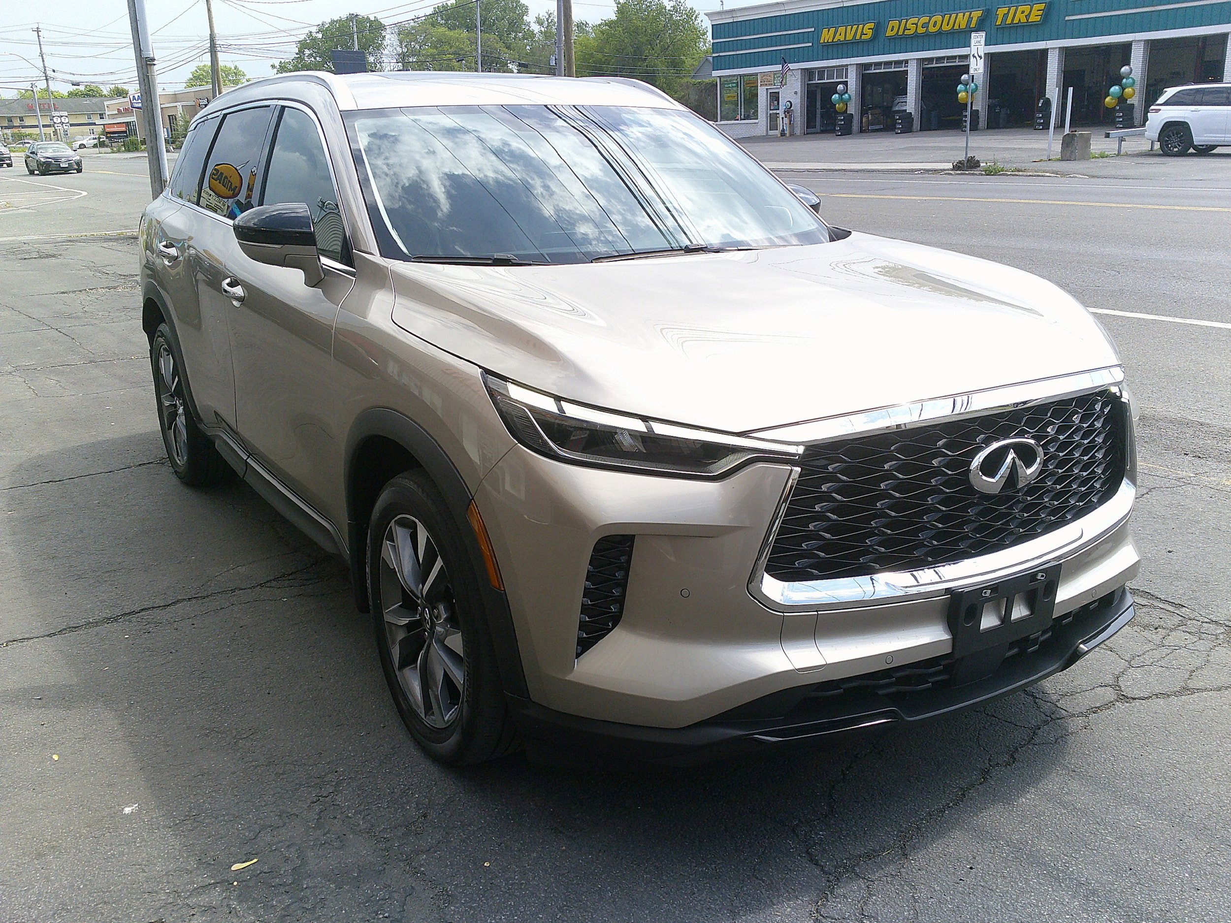 Used 2023 INFINITI QX60 Luxe w/ Performance Audio Package AWD/4WD image 8