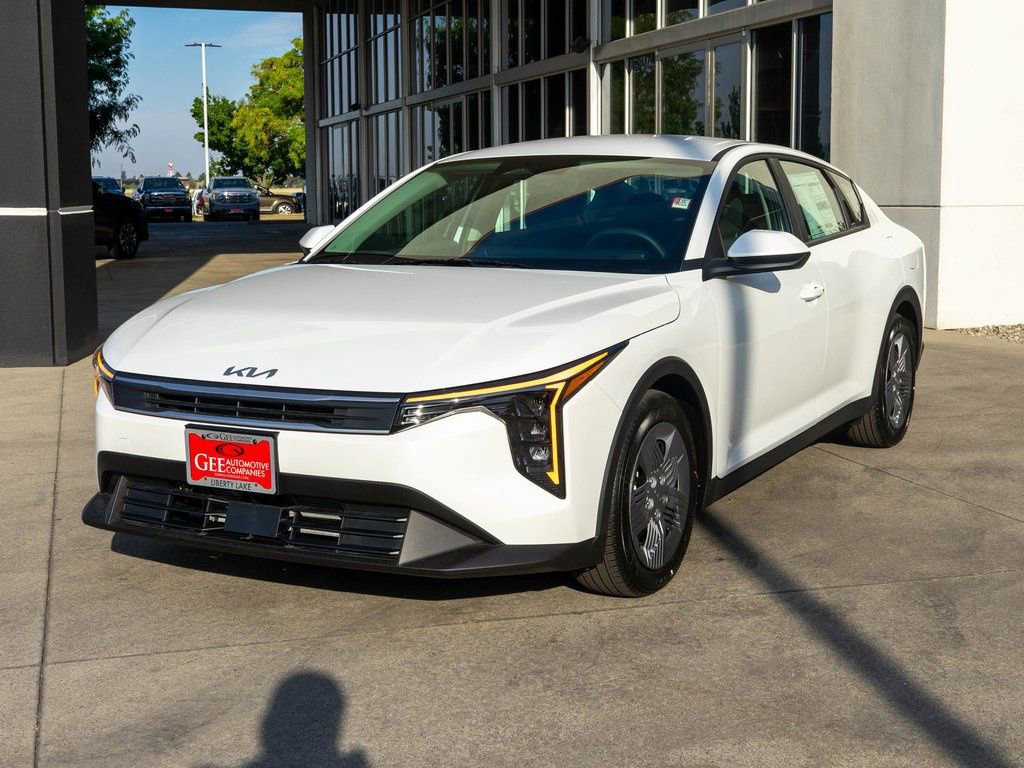 New 2025 Kia K4 FWD image 3