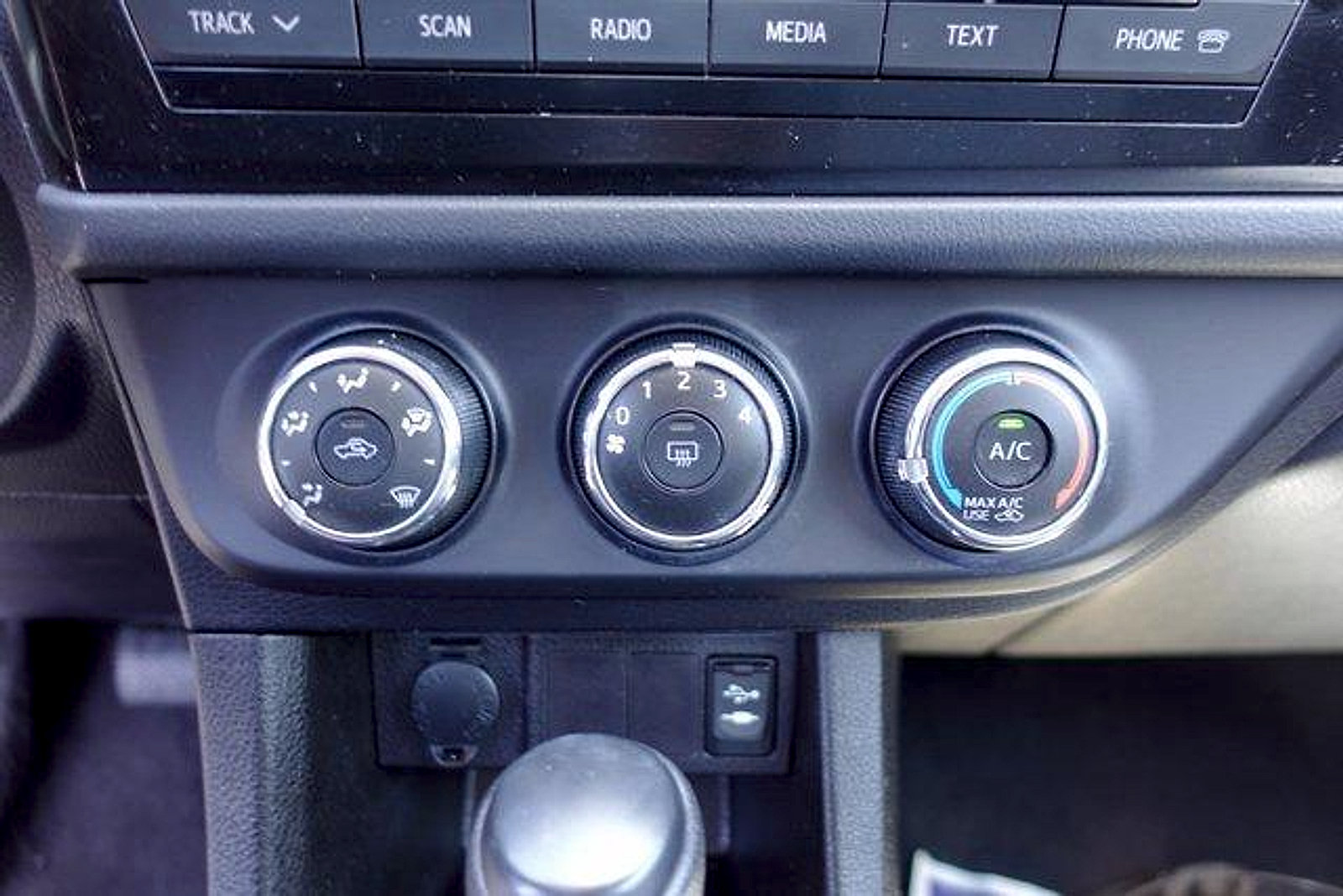 Used 2015 Toyota Corolla L FWD image 18