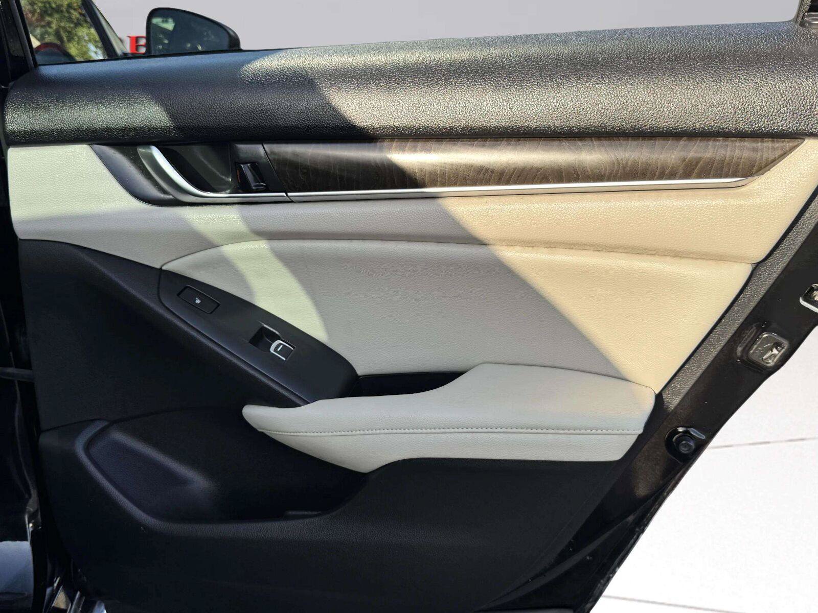 Used 2018 Honda Accord Touring image 24