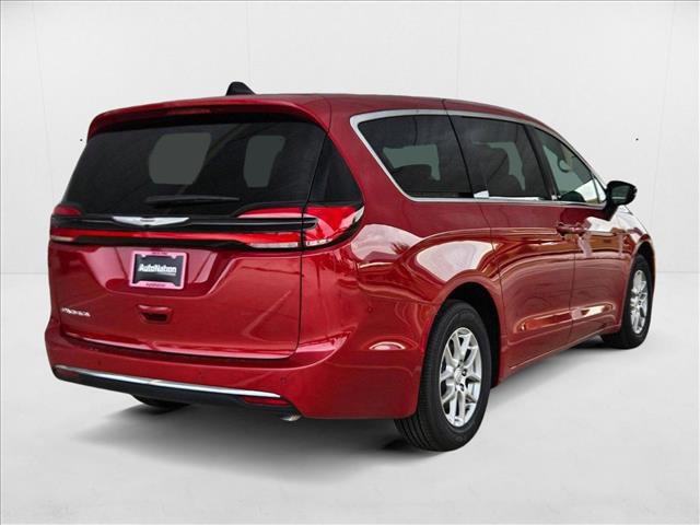 New 2025 Chrysler Pacifica Select image 2