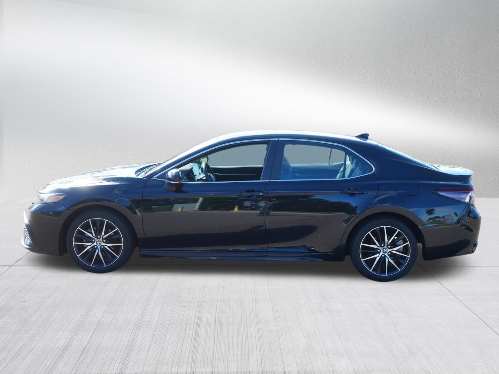 Used 2023 Toyota Camry SE FWD image 4