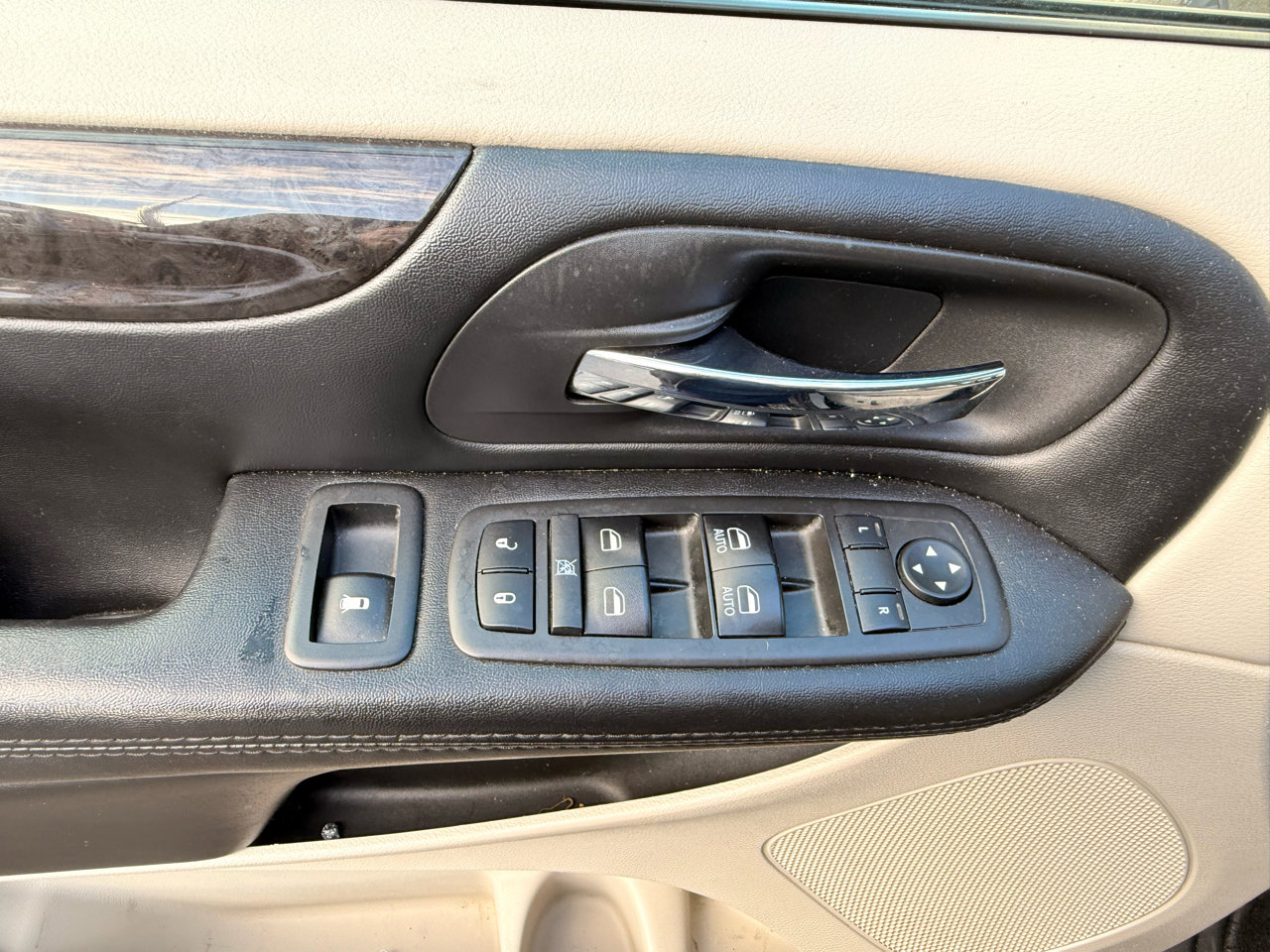 Used 2019 Dodge Grand Caravan SE w/ UConnect Hands-Free Group image 22