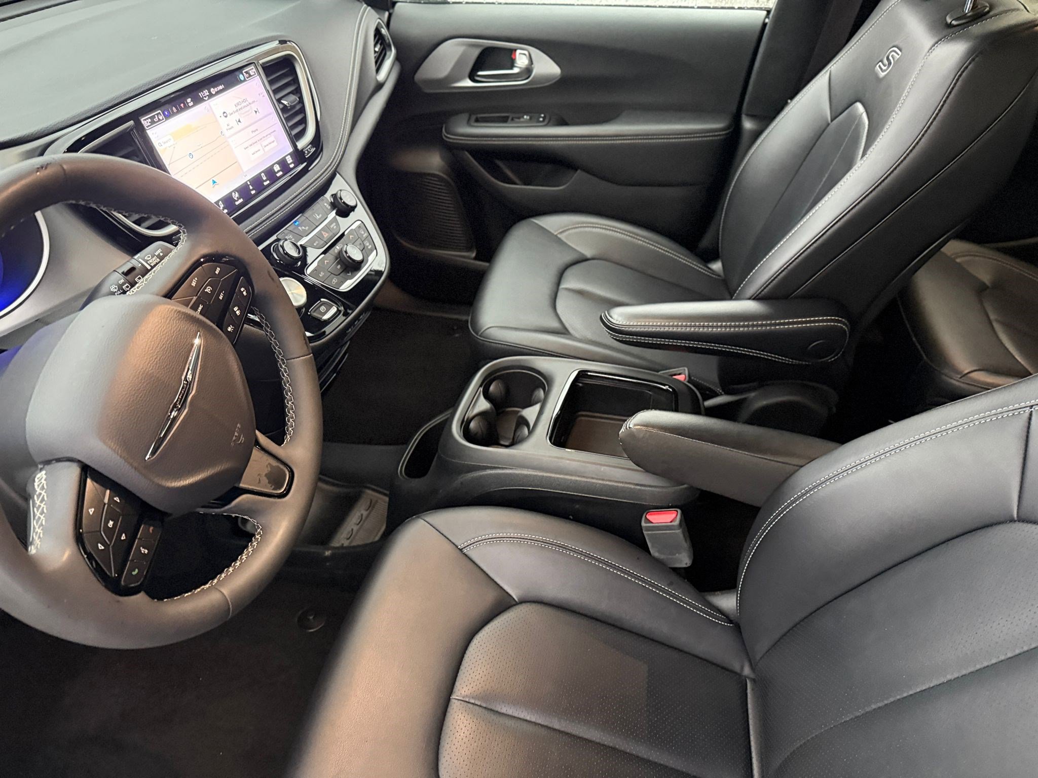 Used 2024 Chrysler Pacifica Limited FWD image 13