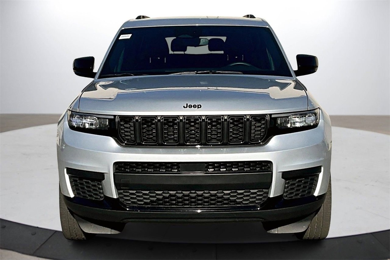 Used 2023 Jeep Grand Cherokee L Laredo image 3