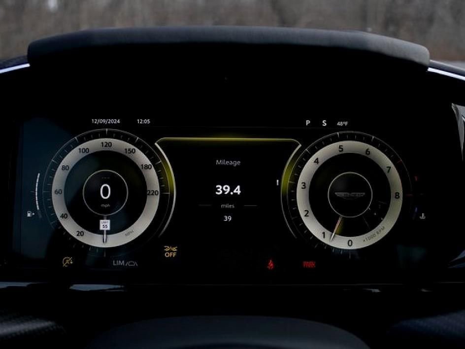 Used 2025 Aston Martin V8 Vantage Coupe image 11