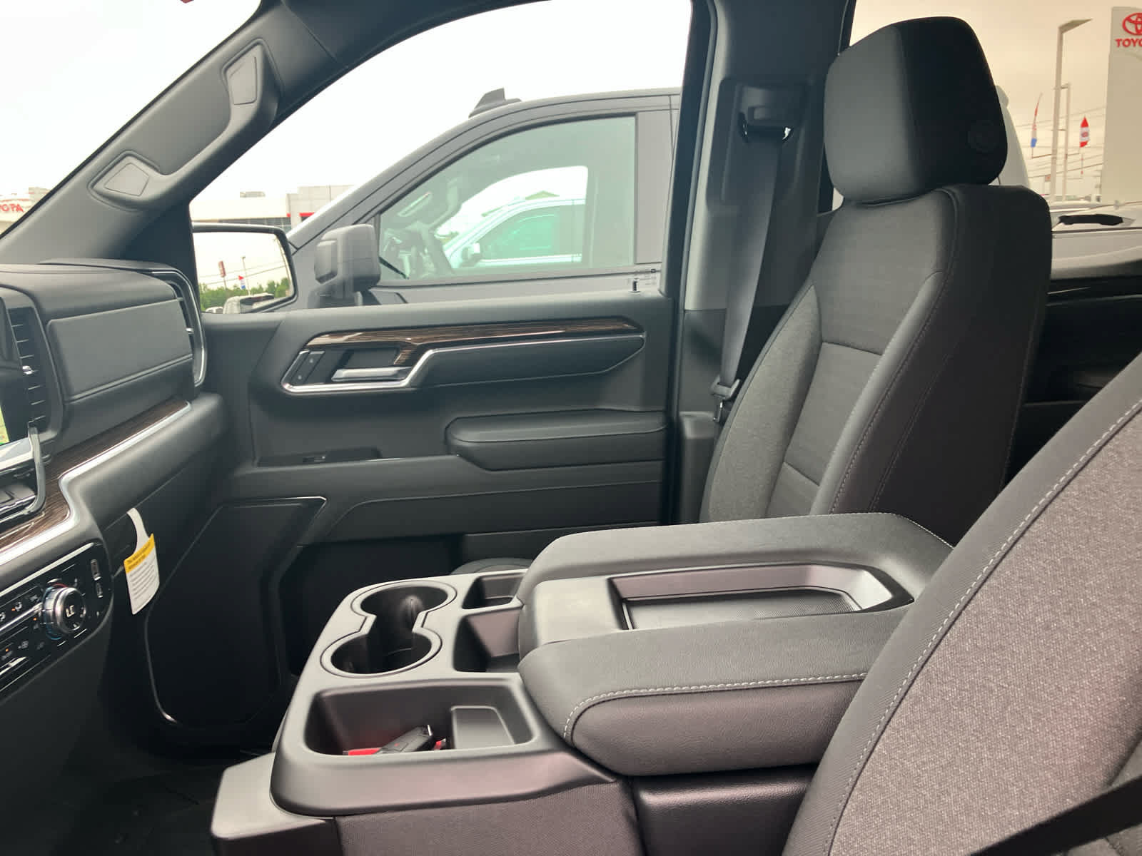New 2026 GMC Sierra 1500 SLE w/ X31 Off-Road Package AWD/4WD image 11
