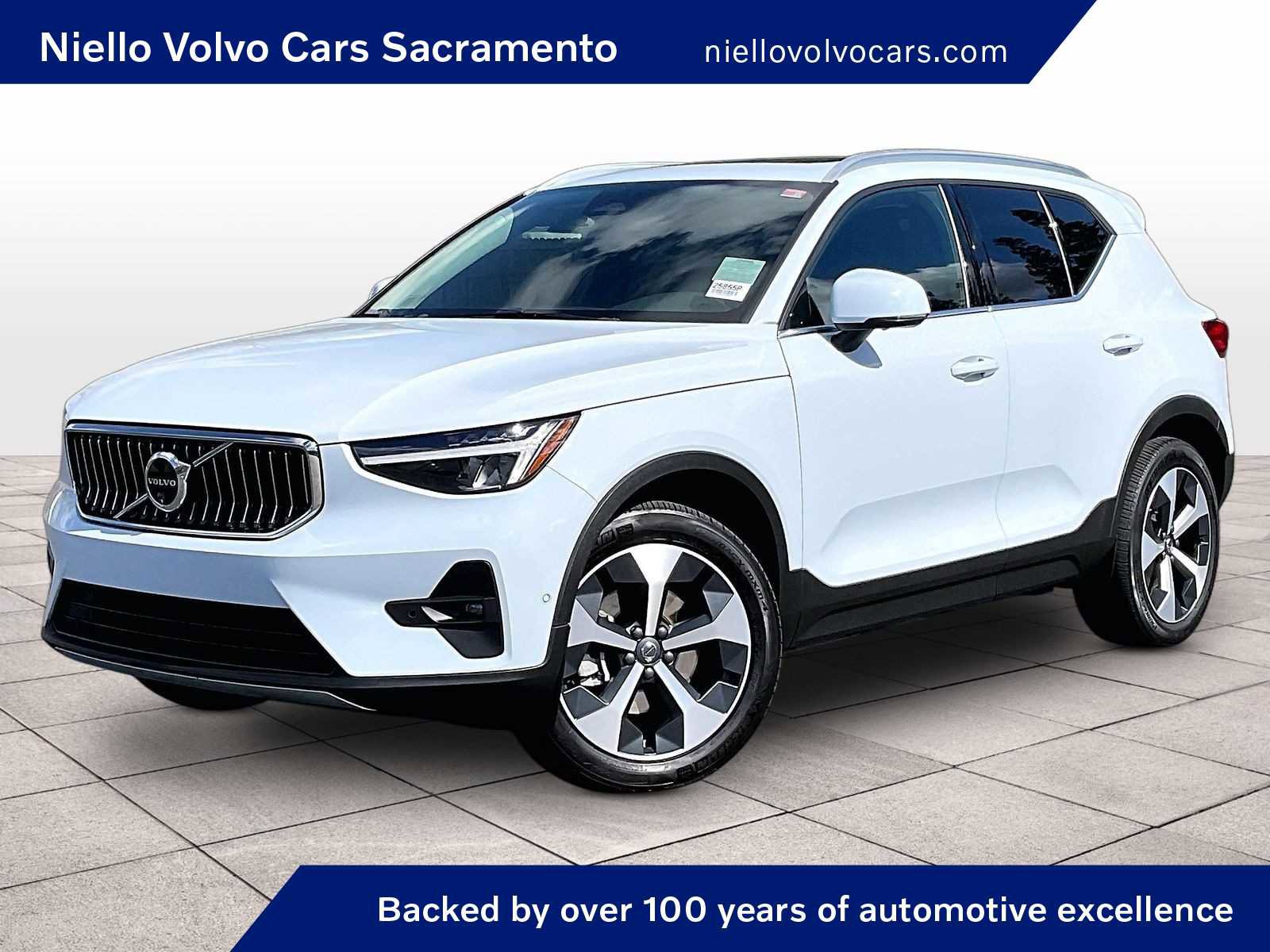 Used 2025 Volvo XC40 B5 Plus image 1