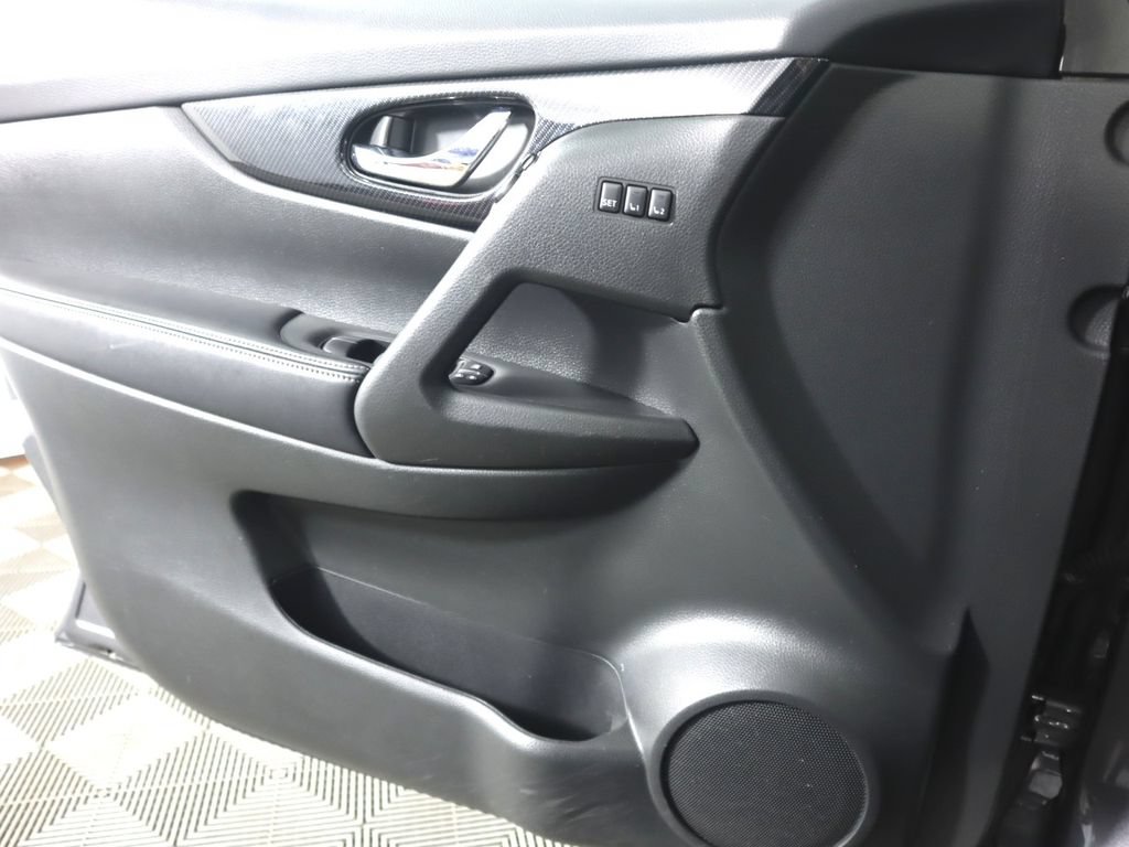 Used 2019 Nissan Rogue SL w/ Premium Package AWD/4WD image 16