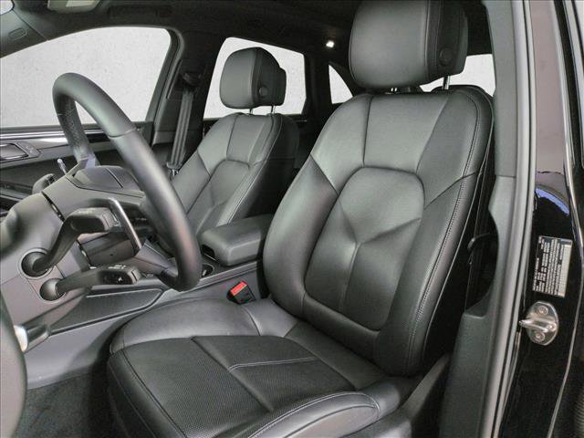 Certified 2025 Porsche Macan Turbo image 5