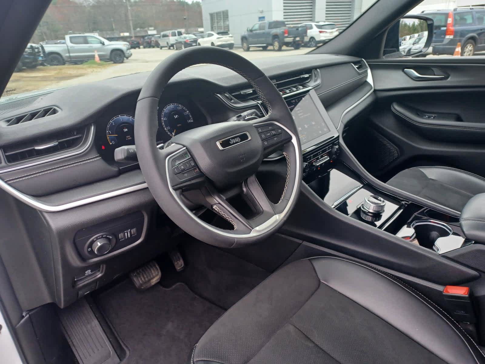 Used 2023 Jeep Grand Cherokee Altitude AWD/4WD image 8