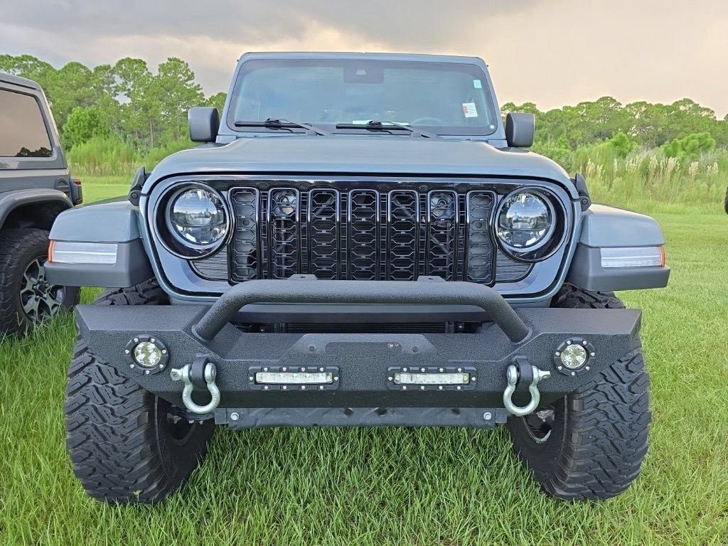 Used 2025 Jeep Gladiator Sport AWD/4WD image 6