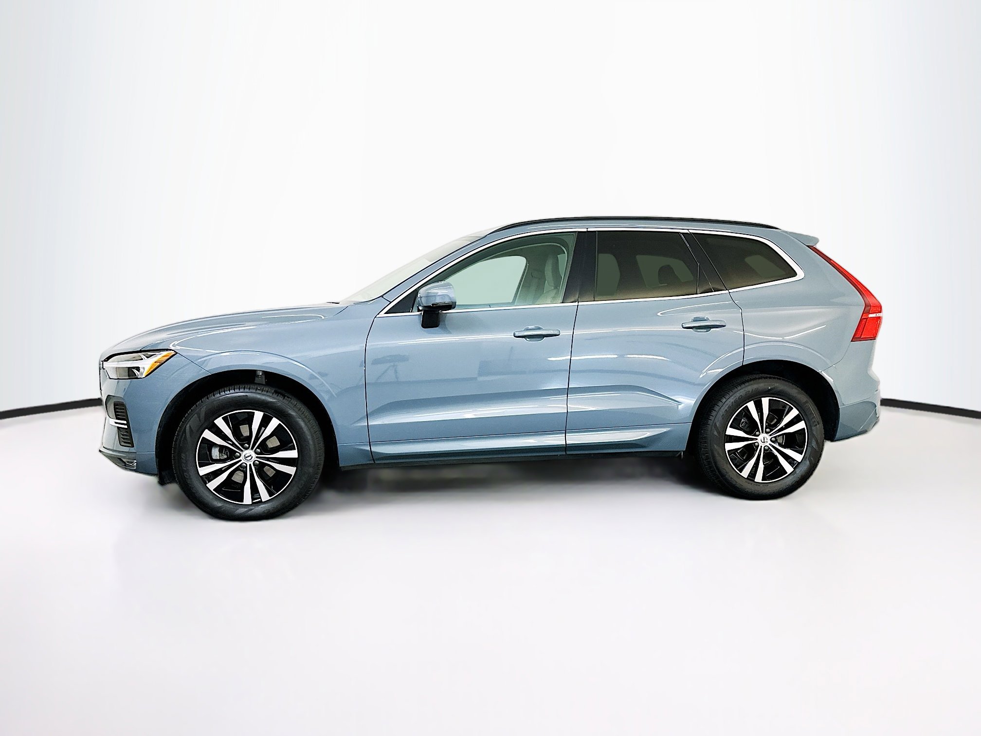 Used 2023 Volvo XC60 B5 Core image 4